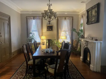 2 Br Victorian Apt, 2800 sq ft, 2 Floors with Full Kitchen , 2 Baths and Laundry
