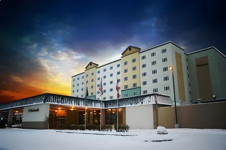 Westmark Fairbanks Hotel and Conference Center Отели рядом с достопримечательностью «Заказник Френдс оф Кримерс Филд эт Кримерс Филд Мигратори Уотерфоул»