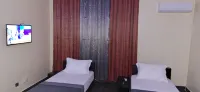 Deluxe Twin Beds Bedroom in Lome Togo - Balkoner