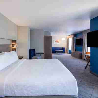 Holiday Inn Express & Suites TURLOCK-HWY 99 by IHG Rooms