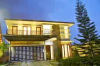 Morning Glory Mountain View Villa 4 Bedrooms with a Private Swimming Pool Hotels in Cimenyan