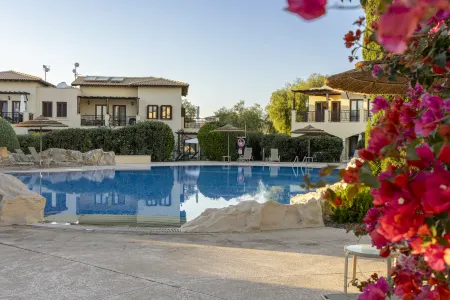 L01 Adjacent to Aphrodite Hills- Shared Pool, Patio