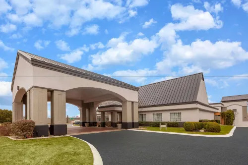 Days Inn by Wyndham Austintown Hotels in Niles