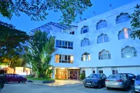 Maya's Kings Kourt Hotel dekat Chamundi Hill