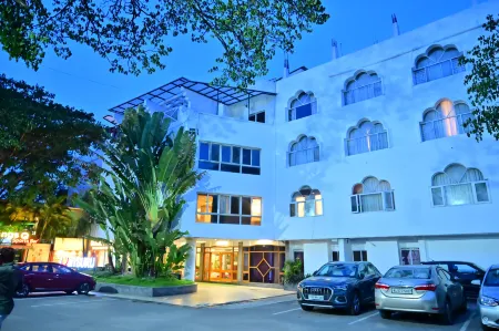 Maya's Kings Kourt Отели рядом с достопримечательностью «Чамунди Хилл»