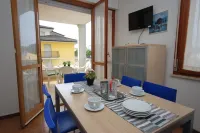 Moderno appartamento in un residence in stile resort con piscina