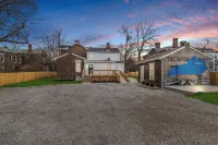 The House On Main-Sleeps 16/ Historic Home/ KHP 11min/ Ark 30min/ Walk Downtown The Hidden Trove附近的飯店