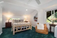 A cozy, private, pet friendly cabin that sleeps 6 guests with a hot tub