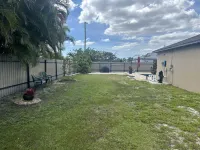 Cozy pool house. Small families are welcome, near from all local attractions.