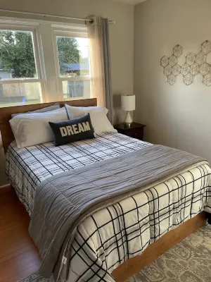 CAMPUS COTTAGE, GREAT LOCATION Hotels near Lonnie B. Harris Black Cultural Center