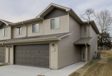 West Omaha Getaway, blocks from Village Pointe Plaza