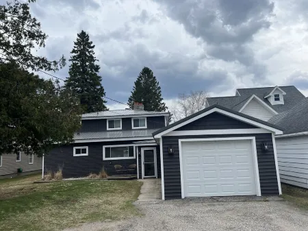 FAMILY FRIENDLY COTTAGE SLEEPS 12 !!! BEAUTIFULLY UPDATED Отели рядом с достопримечательностью «Заказник Менонаква Вудс»