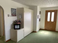 Experience Helper Charm - Spacious 4-Bedroom Retreat