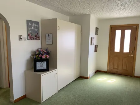 Experience Helper Charm - Spacious 4-Bedroom Retreat Отели в г. Карбон Каунти