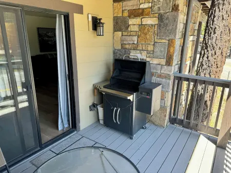 Fireside Condo at the Village - Sleeps 4 - Newly Remodeled