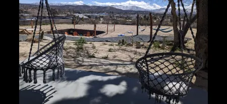 Cowboy Pool, Spa, View, 1 acre Escape, Joshua Tree Отели рядом с достопримечательностью «Юкка Вэлли Элементари Скул»