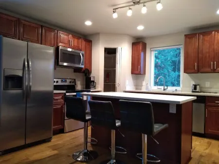 ⁎ 2 Townhomes with Smart TV & Blackout Curtains