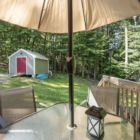Cozy cottage with private HOT TUB, lake access, Gunstock mountain & fire pit Hotéis em Gilmanton