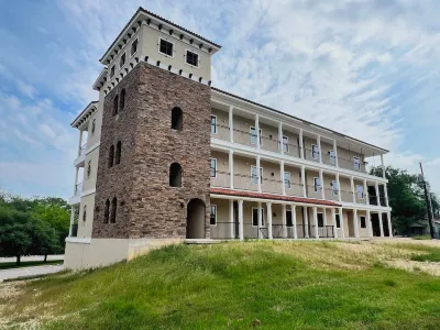 Uptown River Front Condos #303 Các khách sạn gần Oakwood Baptist Church