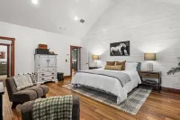 LUX Farmhouse-HEATED POOL/CASITA/GAME ROOM/SPA HOUSE