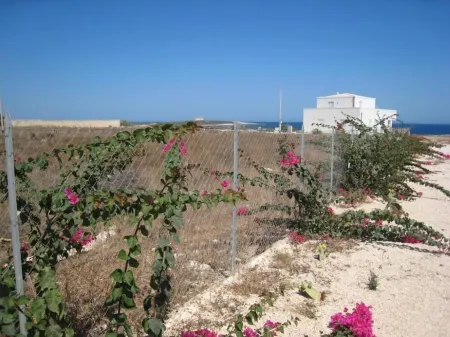Beachfront villa with pool and spectacular views of Capo Passero Island