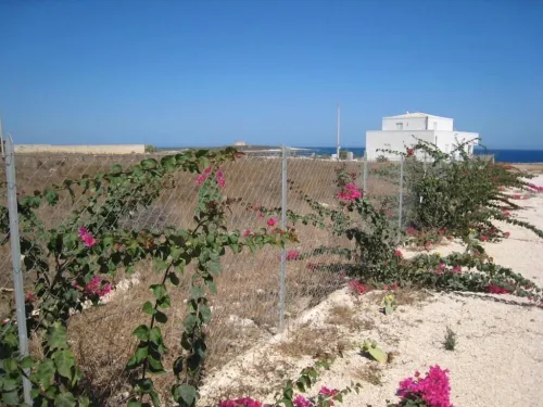 Beachfront villa with pool and spectacular views of Capo Passero Island