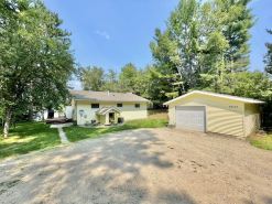 Relax and recharge! Cabin on a tranquil bay on Deer Lake is a perfect get away!