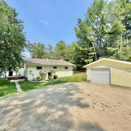 Relax and recharge! Cabin on a tranquil bay on Deer Lake is a perfect get away!