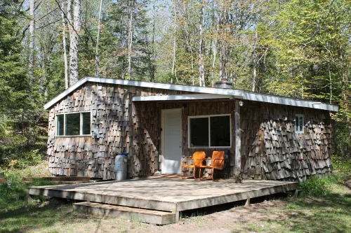 The Bungalow. Cedar shake cabin near Mount Bohemia, boat launch, beach. Private