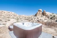Desert Paradise w/ Epic Views + Firepit + Hot Tub