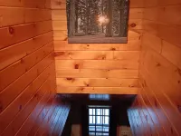 Bear Bottom Cabin. Your own getaway adventure!Sleeps 16 - 4 bedrooms Hotels in McHenry Township