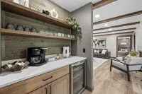 Spacious 6-bedroom house in Powder House with Theater Room, Hot Tub, Paved Roads