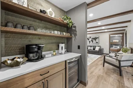 Spacious 6-bedroom house in Powder House with Theater Room, Hot Tub, Paved Roads