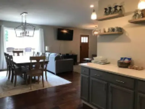 Modern 4 Bedroom 2 Bath Sleeps 10 Newly Renovated Whole House Rental Hotels in Jersey County
