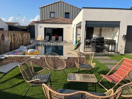 Villa Avec Piscine et Spa à 1 km de la Plage Отели в г. Сен-Жиль-Круа-де-Ви