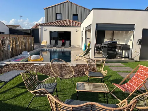 Villa Avec Piscine et Spa à 1 km de la Plage