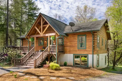 The Roost - Secluded Log Cabin, Hot Tub, Pool Table, Only 13 Miles from Downtown Hotels near Ridgecrest Conference Center