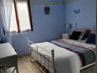 Country house at the foot of the Luberon ロリのホテル