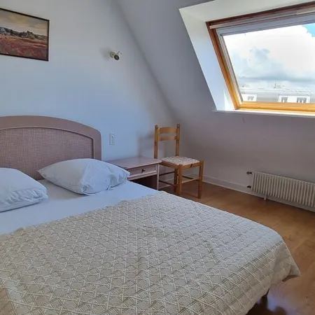 Superb sea view for this apartment in the center of Concarneau with parking.