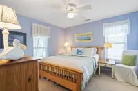 Deep water canal front adorable cottage!  Well kept and clean!
