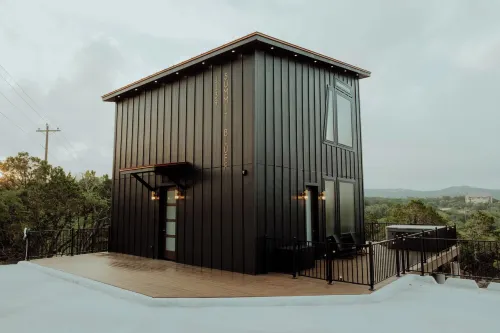Overlook Tower - Views, Hot Tub, RV/Tesla Hookup & Plenty of Parking!