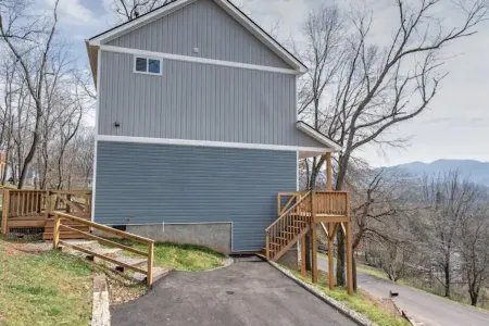 Hillside Hideaway Boho 3BR Home w Gameroom, Waffle Bar, Gas Fire Pit, Mtn Views! Отели рядом с достопримечательностью «Блу-Ридж-Паркуэй»