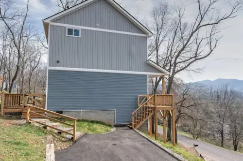 Hillside Hideaway Boho 3BR Home w Gameroom, Waffle Bar, Gas Fire Pit, Mtn Views!