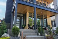 Prime Location Downtown • Walk to Lake • Beach Gear • Hot Tub • Family-Friendly - 4-Star