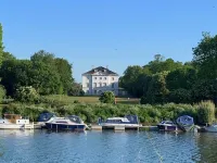 Beautifully Appointed One Bed Apartment. Near Richmond Park, and Kew Gardens Hotels in Twickenham