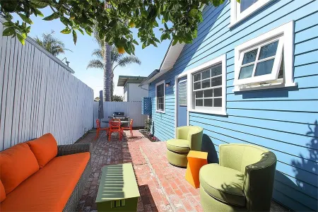 Inn Through the Orange Door - Laguna Village cottage Отели в г. Лагуна-Бич