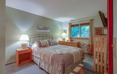 Luxurious MTN Retreat - On site Spa & Pool.