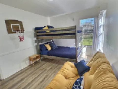 Remodeled home with firepit! 1 mile to Randolph AFB & 3 parks! Hoteles en Universal City