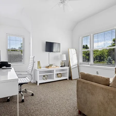 Cheerful 6-bedroom residential home with pool and jacuzzi. Short walk to the bay