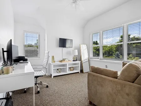 Cheerful 6-bedroom residential home with pool and jacuzzi. Short walk to the bay